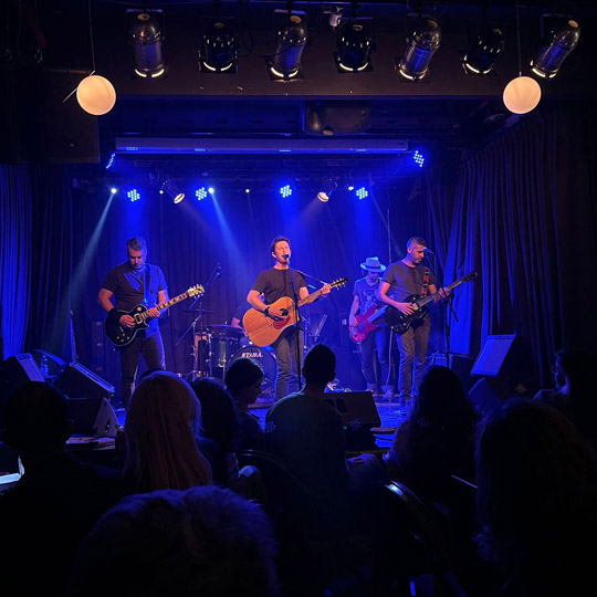 מסיבת רוק שנות התשעים של להקת הפילגש